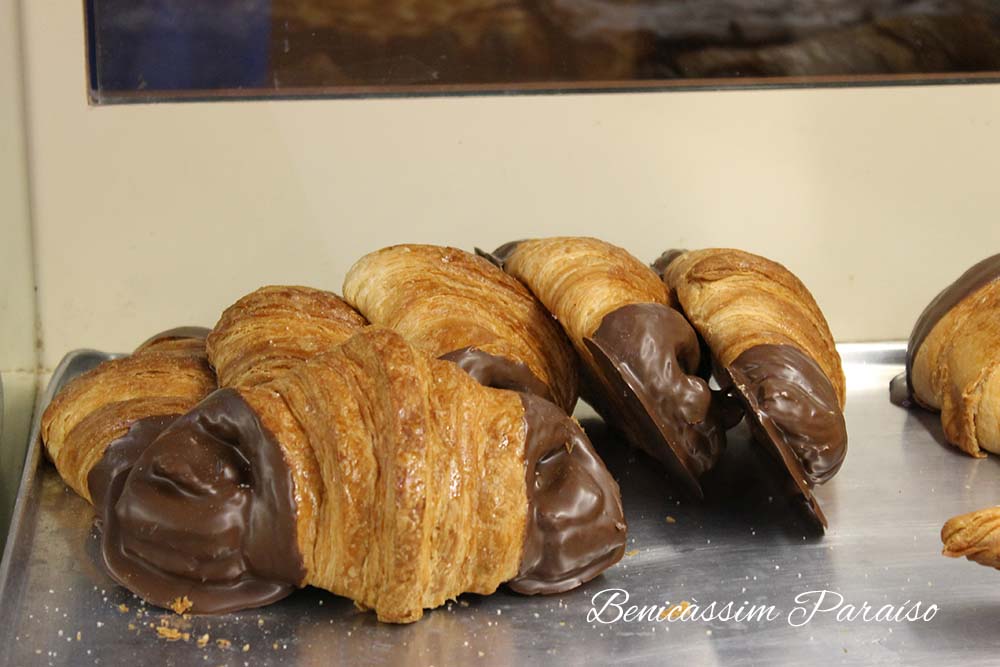 Croissants de chocolate. Panadería José María en Benicàssim