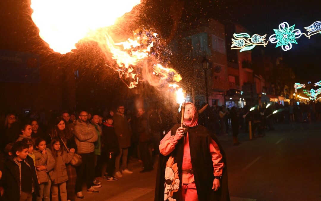 El Correfoc de “Els Déus del Foc” despide las fiestas de Benicàssim en honor a Sant Antoni y Santa Àgueda