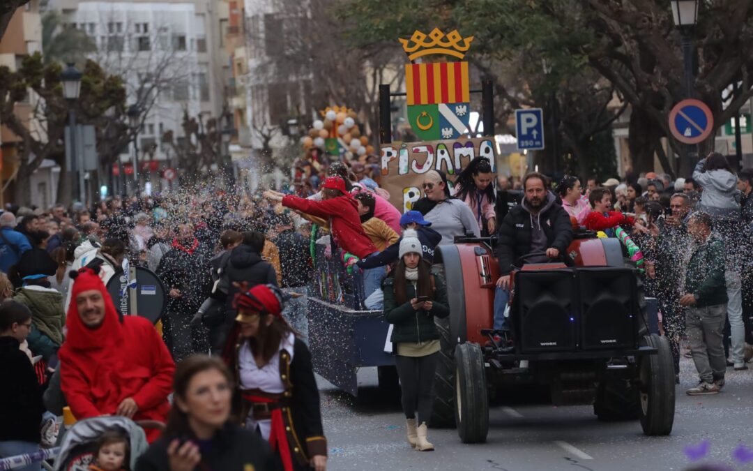 Benicàssim se llena de música, color y ambiente festivo en el desfile de disfraces de Carnaval