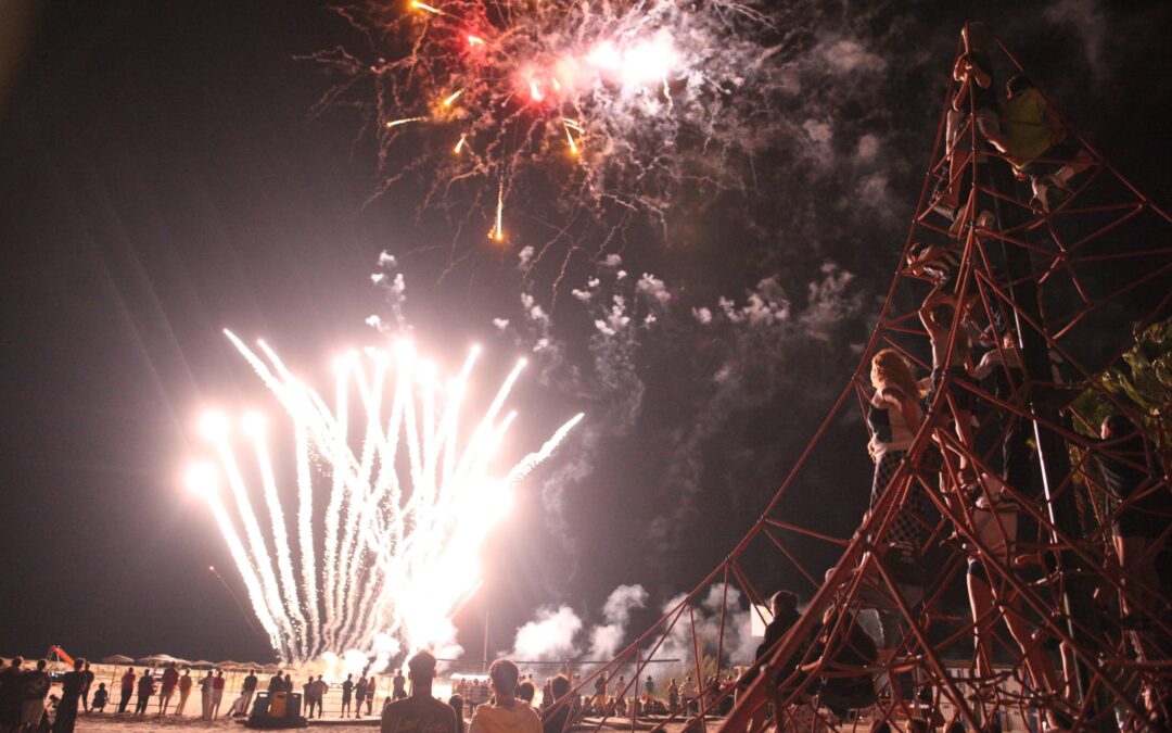 El fuego de “Els Déus del Foc” cierra las fiestas de Benicàssim en honor a Santo Tomás de Villanueva