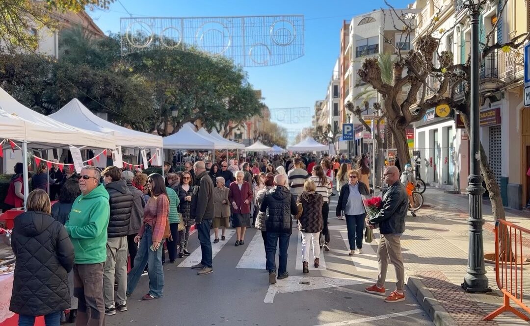 Benicàssim celebra 35 años de solidaridad con el Mercado Navideño del Grup Viure