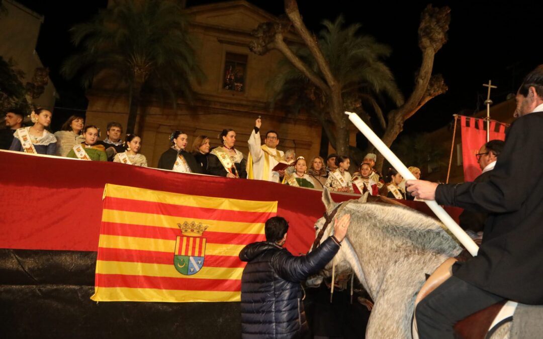 Benicàssim vive con fervor una de sus tradiciones más arraigadas con el reparto de la Coqueta previa al día del patrón