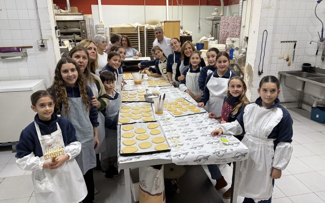 Benicàssim hornea 23.000 “coquetes de Sant Antoni” en honor a su patrón