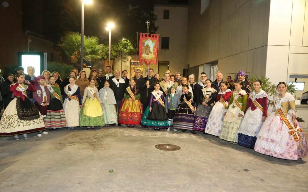 Benicàssim da el pistoletazo de salida a las fiestas en honor a Sant Antoni y Santa Àgueda con el tradicional traslado del estandarte