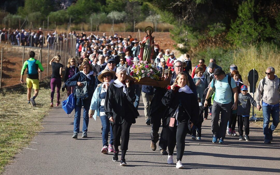 La romería de Santa Águeda reúne a cientos de vecinos en Benicàssim